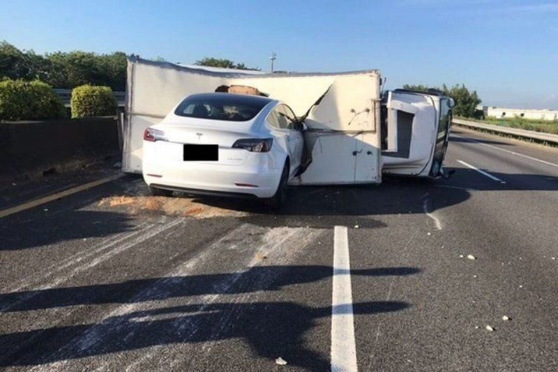 Чергове ДТП електромобіля Tesla: автомобіль на автопілоті врізався в перевернуту вантажівку. На Тайвані зіткнення Tesla з вантажівкою потрапило на відео.