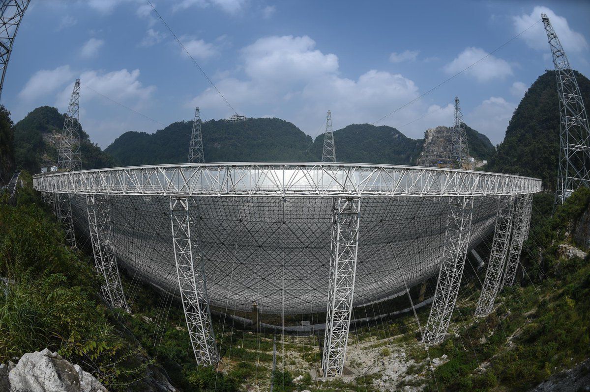 Китай розгорнув до неба найбільший у світі телескоп, і не просто так — одна з його задач пошук інопланетян. Сезон «полювання» на позаземні цивілізації відкриють у вересні 2020 року.