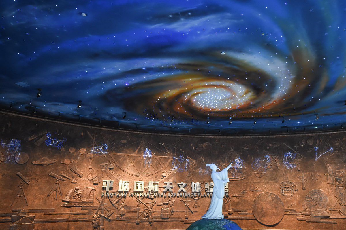 Китай розгорнув до неба найбільший у світі телескоп, і не просто так — одна з його задач пошук інопланетян. Сезон «полювання» на позаземні цивілізації відкриють у вересні 2020 року.