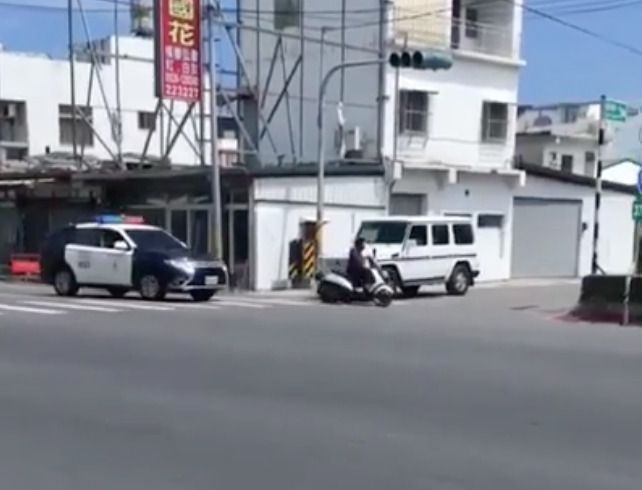 В Азії мотоцикліст настільки спритно втік від погоні, що став героєм відеоролика. Цікаве відео про порушника на скутері, який хитрістю ухилився від поліцейської погоні.