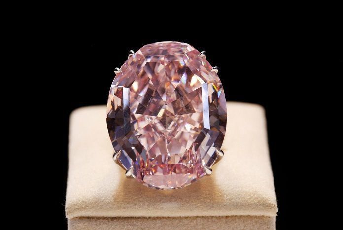 10 цікавих фактів про діаманти, яких ви не знали. Отримати діамант мріє кожна жінка. Але що ми взагалі знаємо про цей дорогий і міцний камінь?