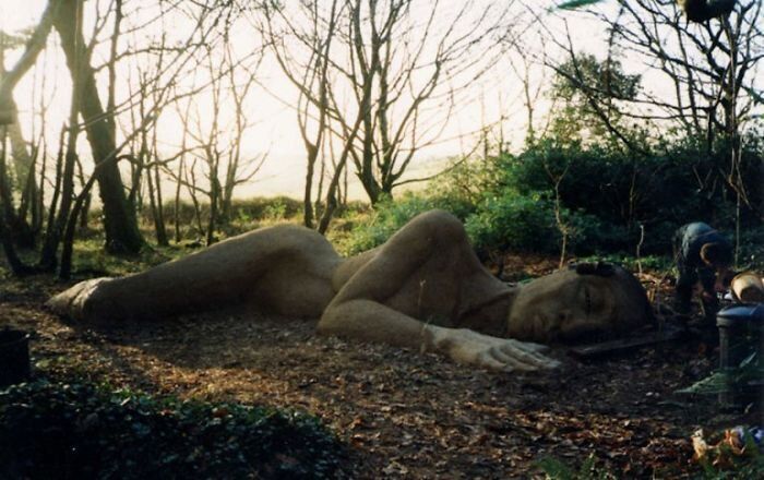 В Англійському ботанічному саду є дивовижна "жива" скульптура, яка змінює одяг залежно від пори року. Спляча красуня, яку одягає, й роздягає сама природа.