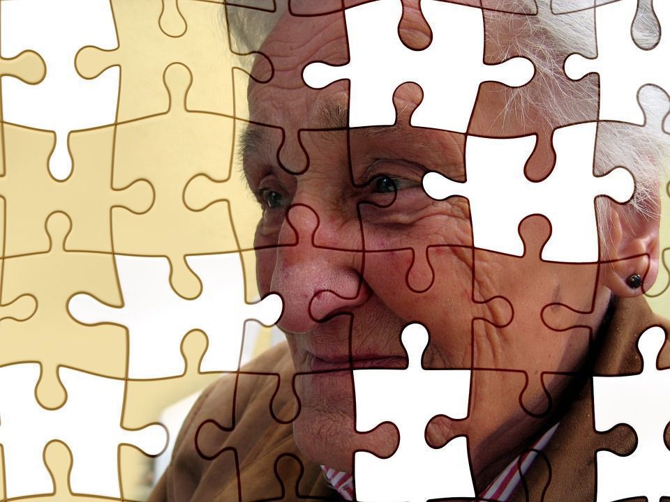 5 ознак, за якими можна відрізнити хворобу Альцгеймера від просто поганої пам'яті. Деякі ознаки допоможуть виявити хворобу Альцгеймера, що розвивається.