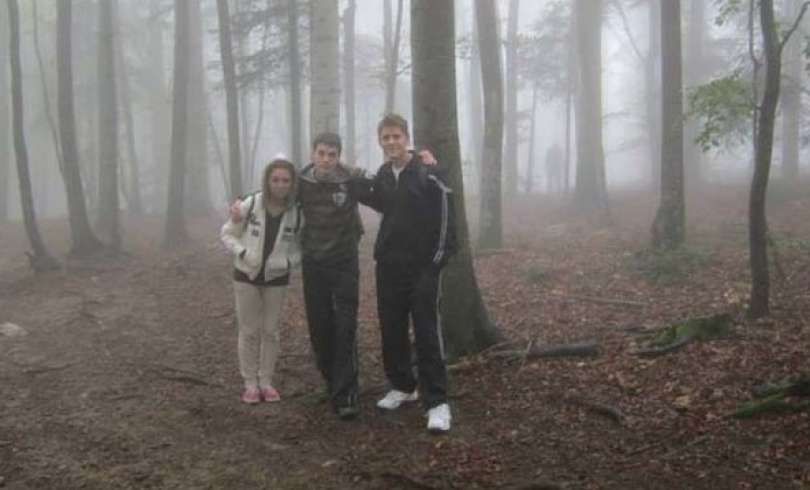 Підлітки зробили фото в лісі, а після перегляду знімка вони виявили щось, що за ними стежить. Це загадкове фото досі не можуть пояснити.
