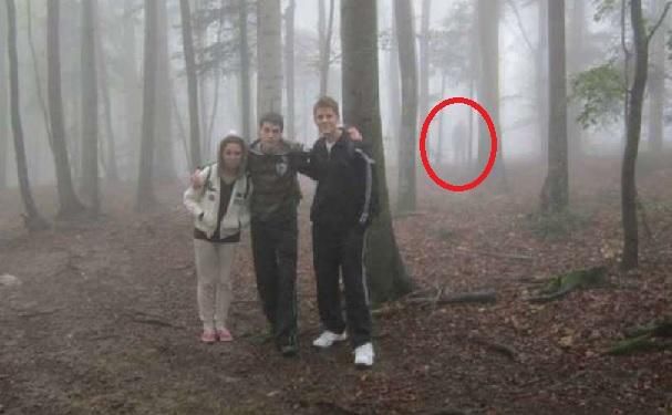 Підлітки зробили фото в лісі, а після перегляду знімка вони виявили щось, що за ними стежить. Це загадкове фото досі не можуть пояснити.