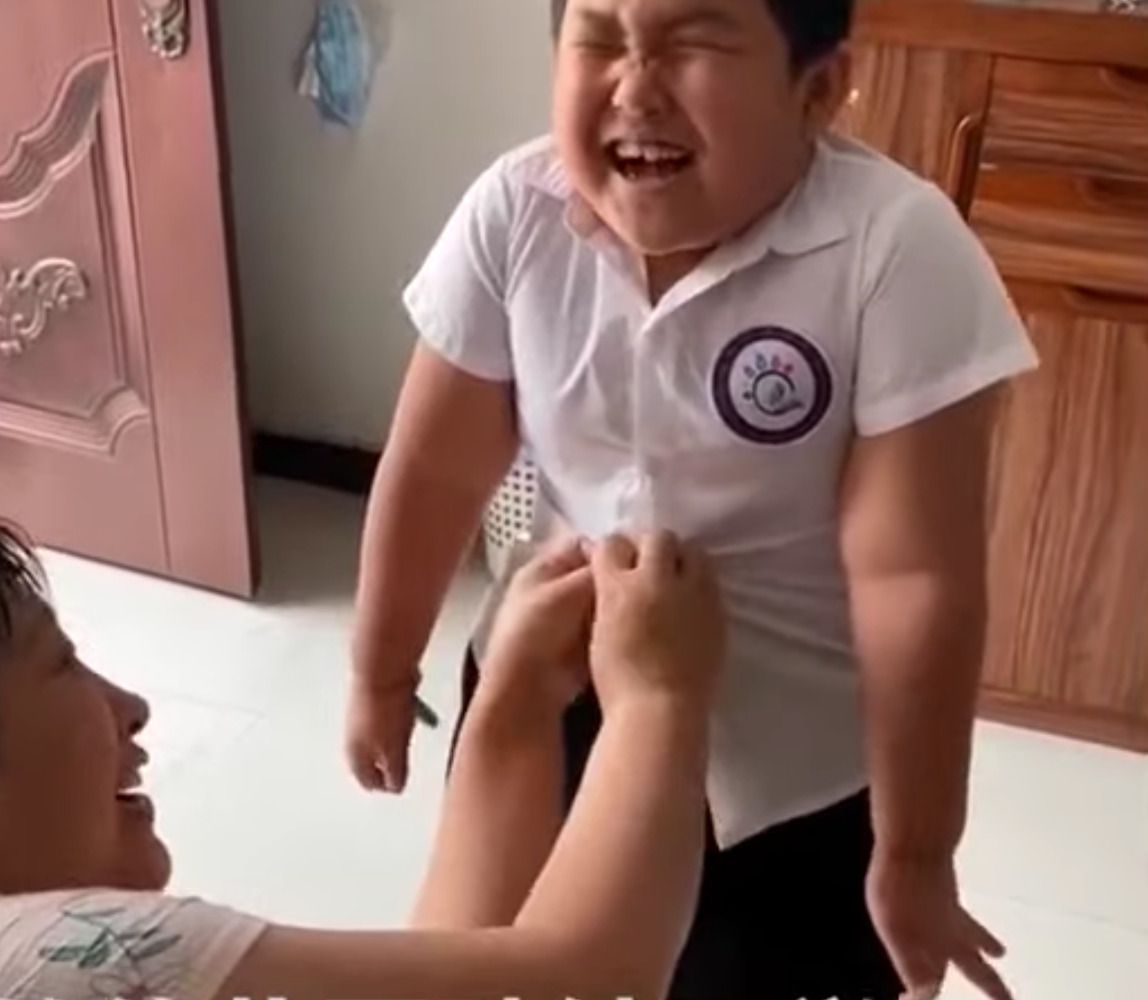 Хлопчик після карантину ледве вліз в шкільну форму, але його реакція на це може сміливо стати символом 2020 року. Це відео насмішило весь Китай!