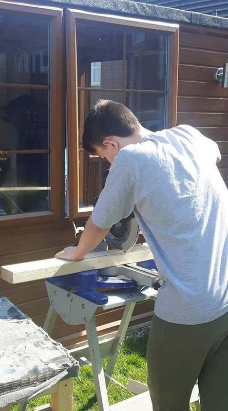 14-річний хлопець за тиждень побудував будинок для молодшої сестри, тепер він отримує пропозиції щодо роботи з усього світу. Багато роботодавців хочуть мати такого працівника.