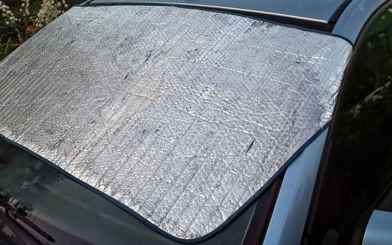 Чому сонцезахисний екран на авто може принести більше шкоди, чим користі. Про що замовчують продавці автомобільних аксесуарів.