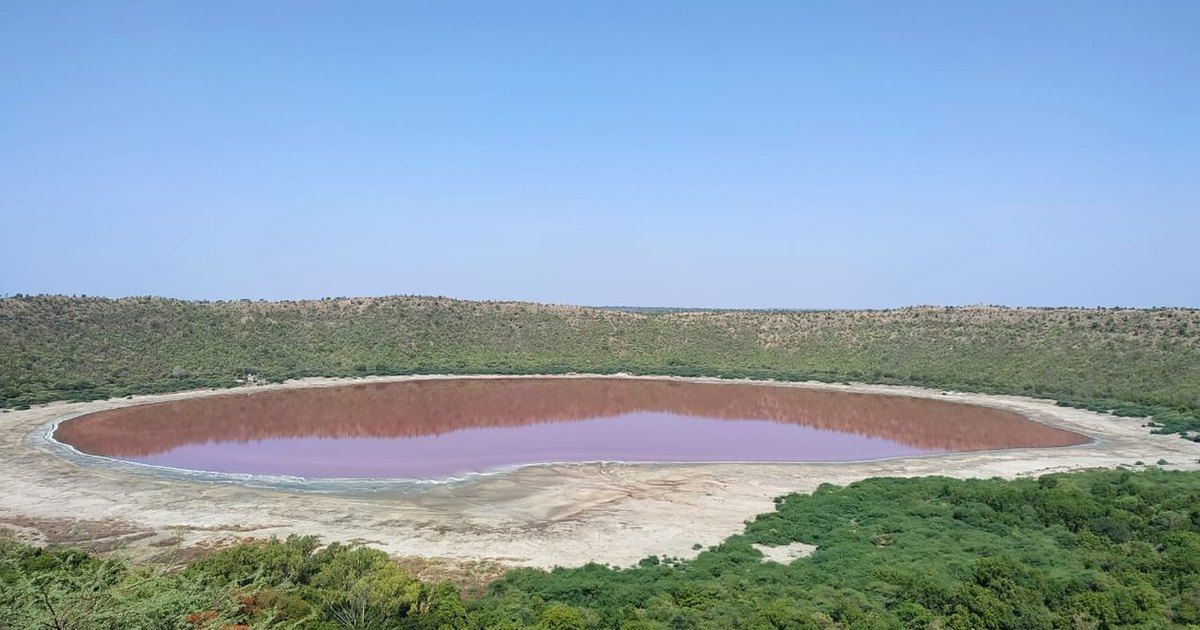Кратерне озеро в Індії за ніч змінило свій колір і стало рожевим. Експерти пояснили це явище рівнем солоності і наявністю водоростей у воді.