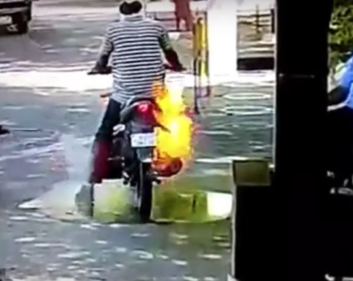 Ось чому не варто обробляти мотоцикл спиртовим антисептиком: в Індії загорівся скутер під час дезінфекції. Антисептик потрапив на глушник і виявився дуже горючим.