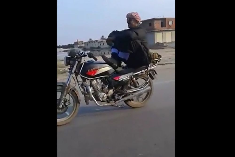 Мотоцикліст вирішив здивувати туристів своїм майстерним умінням водити, але щось явно пішло не за його планом. Горе каскадер з Єгипту боляче поплатився за викрутаси на дорозі.