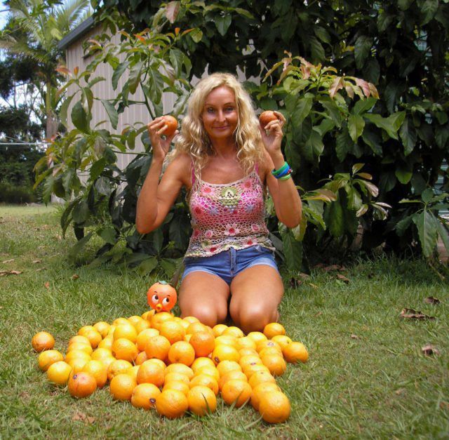 Австралійка 27 років харчується лише фруктами та почувається відмінно. Вживання фруктів допомагає жінці бути здоровою.