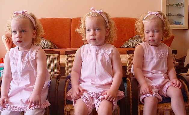 Дівчата з трійні настільки схожі між собою, що інколи змушують людей ламати голови для того, щоб правильно їх розрізнити. Сестри настільки схожі між собою, що їх легко можна сплутати.