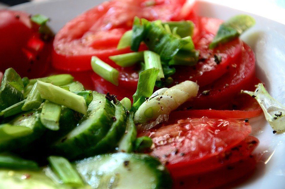 Лікарі пояснили, які проблеми з організмом здатне викликати вживання салату з огірків і помідорів. Такий овочевий салат буде в кращому випадку даремним.