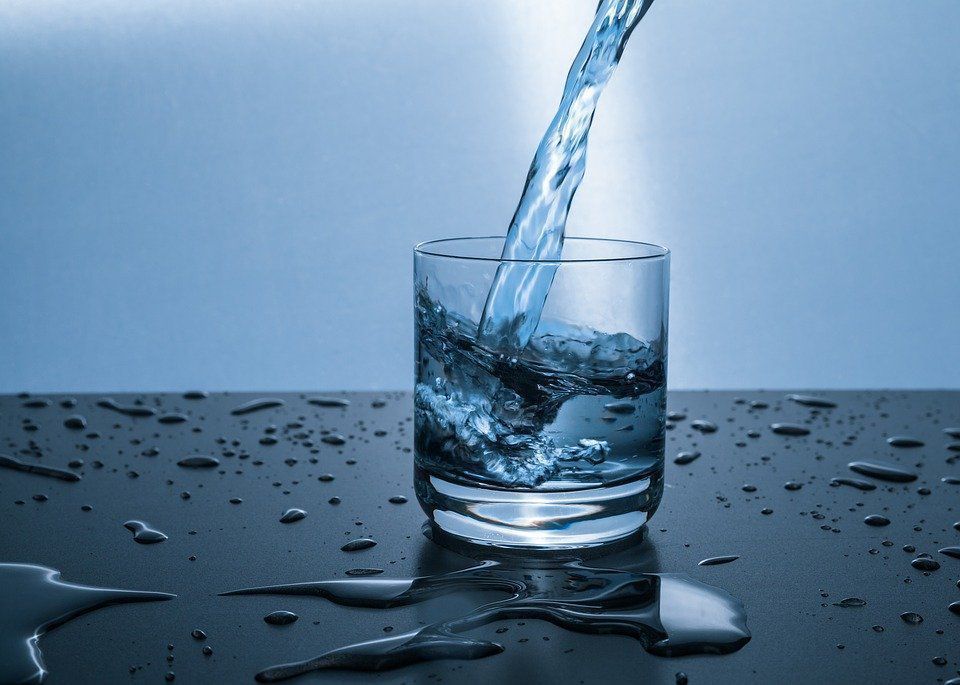 Вчені пояснили, чому треба привчити себе пити воду натщесерце. Вживання води натщесерце позитивно впливає на стан здоров'я людини.