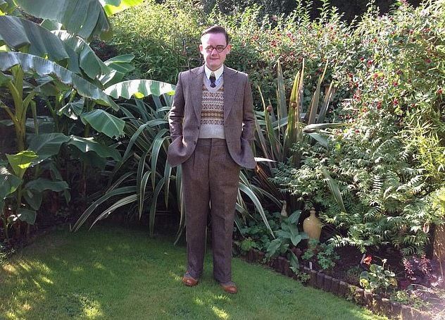 Молодий британець повернувся у 40-і роки XX століття, ні, він не мандрує у часі, а просто захоплюється стилем ретро. Британцеві подобається період 40-х років минулого століття і він оточив себе речами того часу.