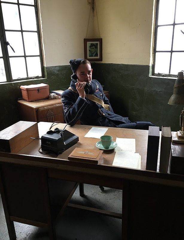 Молодий британець повернувся у 40-і роки XX століття, ні, він не мандрує у часі, а просто захоплюється стилем ретро. Британцеві подобається період 40-х років минулого століття і він оточив себе речами того часу.