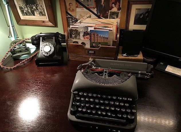 Молодий британець повернувся у 40-і роки XX століття, ні, він не мандрує у часі, а просто захоплюється стилем ретро. Британцеві подобається період 40-х років минулого століття і він оточив себе речами того часу.