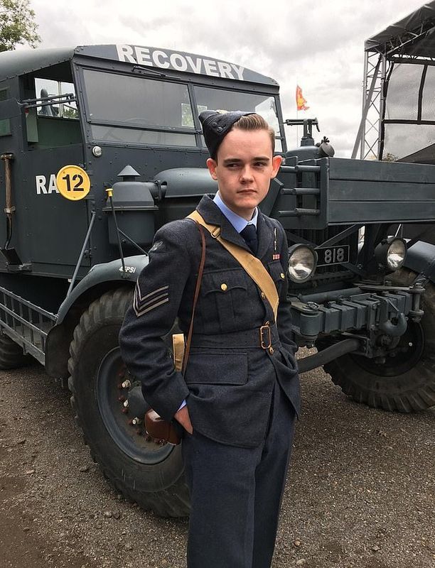 Молодий британець повернувся у 40-і роки XX століття, ні, він не мандрує у часі, а просто захоплюється стилем ретро. Британцеві подобається період 40-х років минулого століття і він оточив себе речами того часу.