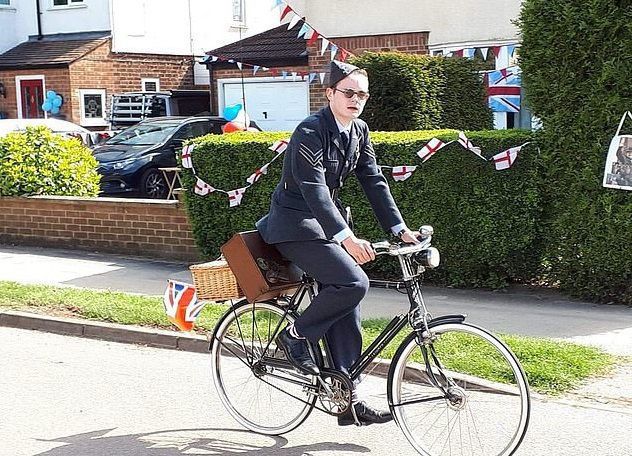 Молодий британець повернувся у 40-і роки XX століття, ні, він не мандрує у часі, а просто захоплюється стилем ретро. Британцеві подобається період 40-х років минулого століття і він оточив себе речами того часу.