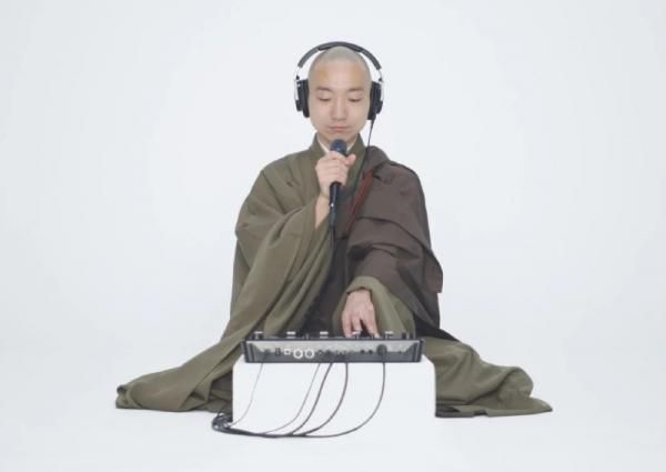 Буддійський монах, який захоплюється музикою, зміг поєднати її з релігією і результат його творчості захоплює безліч людей. Треки буддиста знайшли свою аудиторію слухачів.