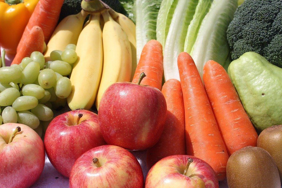 Топ-8 овочів і фруктів, які є особливо необхідними для підтримання краси та здоров'я людини. Деякі овочі та фрукти є особливо корисними для людини.