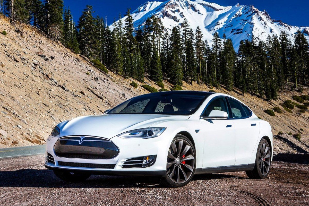 Tesla Model S стала першим у світі далекобійним електрокаром. Tesla офіційно стала першим виробником електромобілів, який запропонував електромобіль з пробігом в 646 км по EPA.