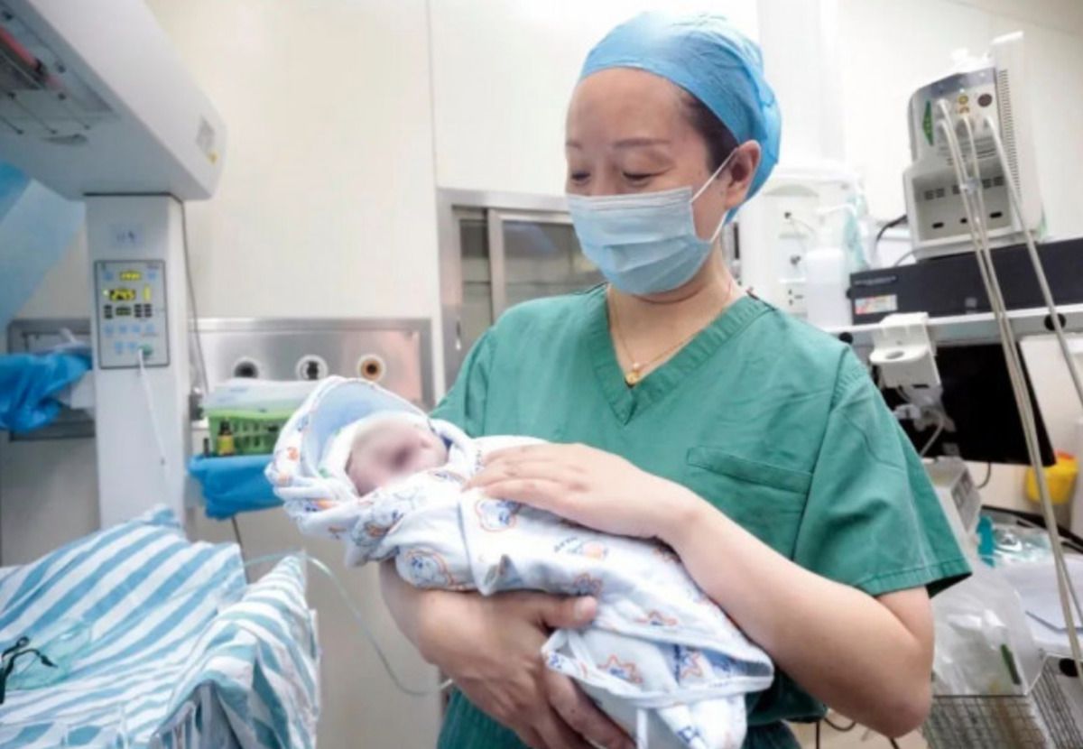 У Китаї жінка народила братів-близнюків, але не відразу. Між малюками була різниця у 10 років. Завдяки науці китаянка народила близнюків з різницею у цілих 10 років.