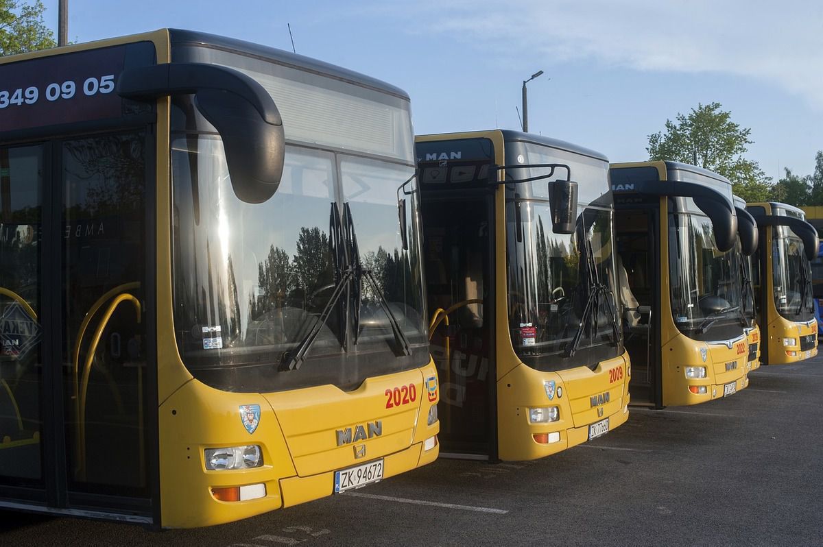 Чому раніше всі міські автобуси були пофарбовані жовтим кольором. Питання над яким замислювався, напевно, кожний в дитинстві.
