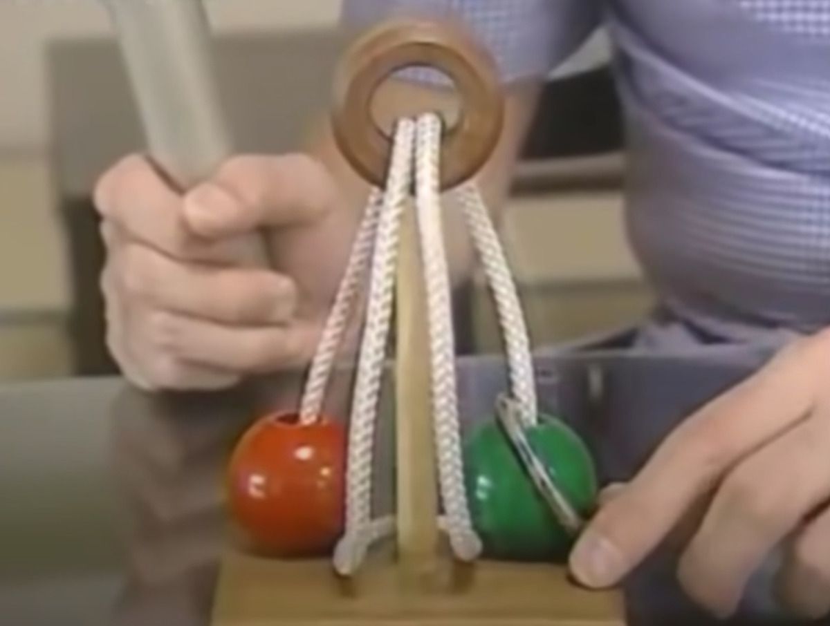 Нерозв'язна японська головоломка — вирішена через 10 років. 73-річний японець знайшов головоломку 10 років тому і всі ці роки безуспішно намагався її вирішити.