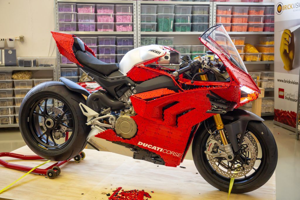 Італійський художник побудував з конструктора Lego справжній мотоцикл Ducati, на якому можна їздити. Коли ти справжній фанат конструктора Lego.