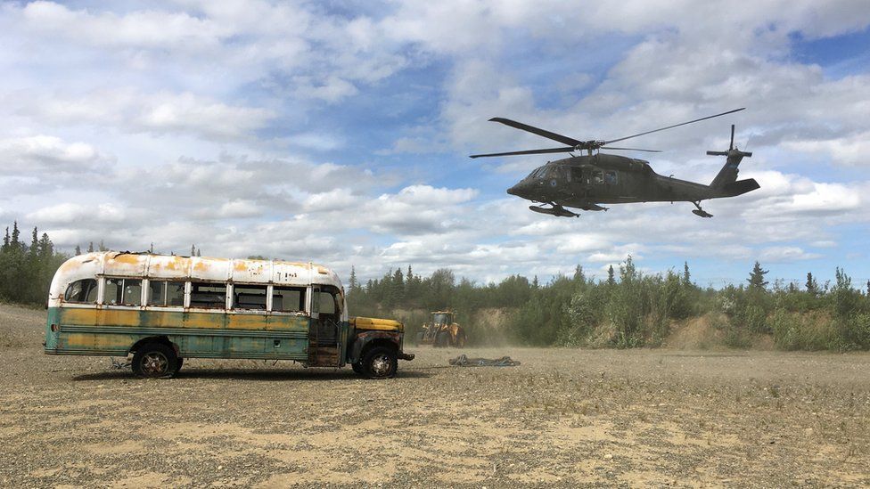 Культовий автобус з фільму "В диких умовах" прибрали з Аляски — це зроблено заради безпеки туристів. На Алясці прибрали показаний у фільмі автобус, через який загинули та травмувалися багато туристів.