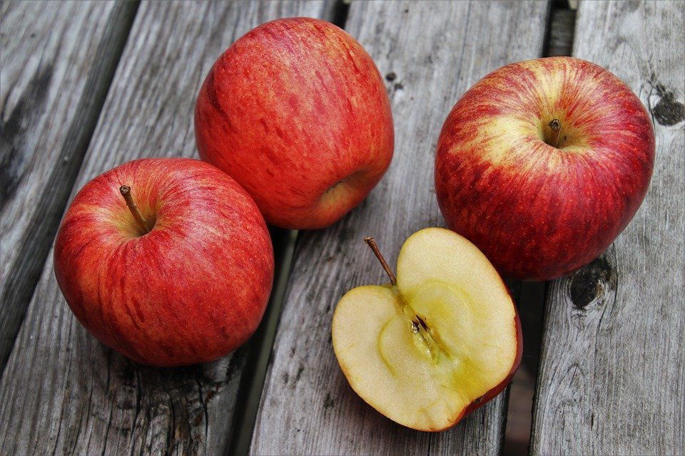 Випадки, коли вживання яблук небезпечне для здоров'я людини. Приклади, коли яблука не принесуть користі.