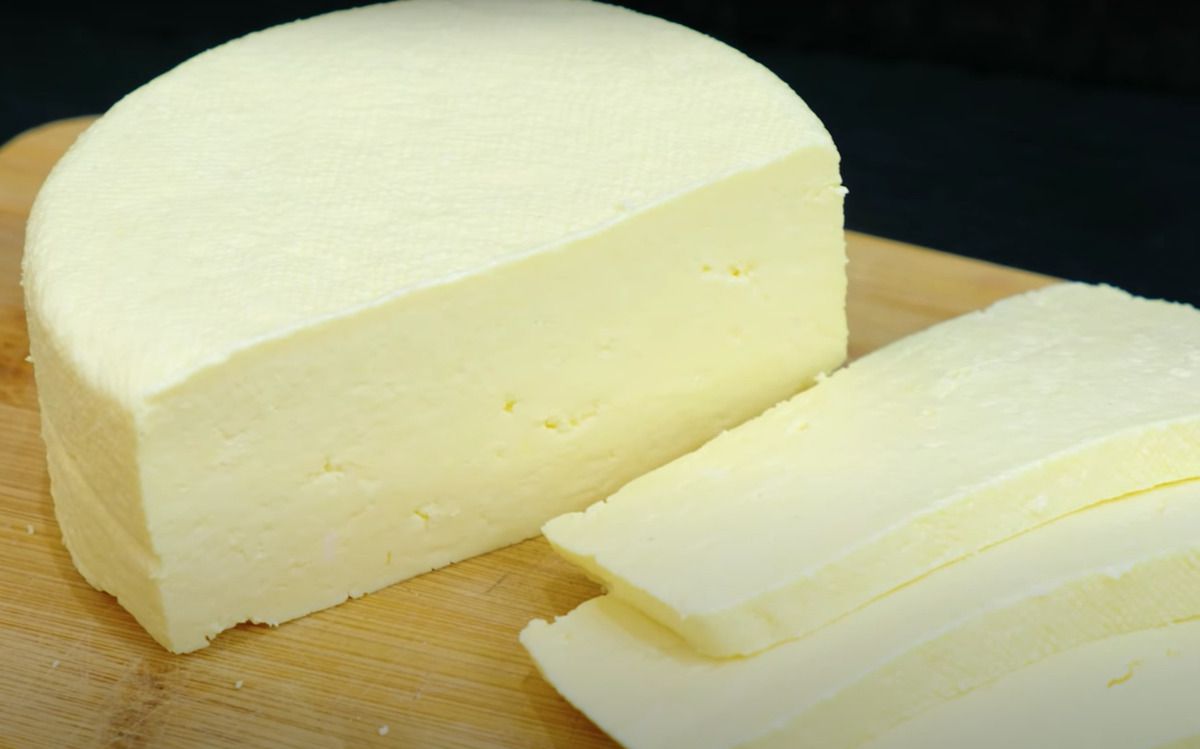 Рецепт приготування сиру в домашніх умовах — виходить дуже м'який і ніжний. Всього 3 інгредієнти та 10 хвилин вашого часу!