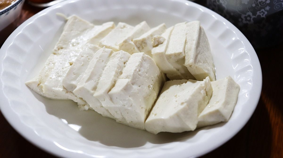 Приготування твердого сиру тофу в домашніх умовах. Твердий тофу можна щедро приправити спеціями, сіллю і лимонним соком, і обсмажити на сковороді.