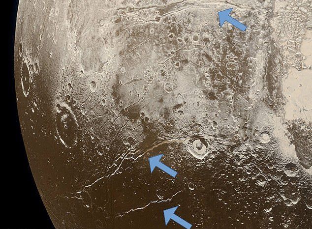 NASA: всередині Плутона скритий під льодом величезний океан у якому може бути життя. Плутон – карликова, найвіддаленіша від Сонця планета в однойменній системі, не завжди була мертвою і крижаною.