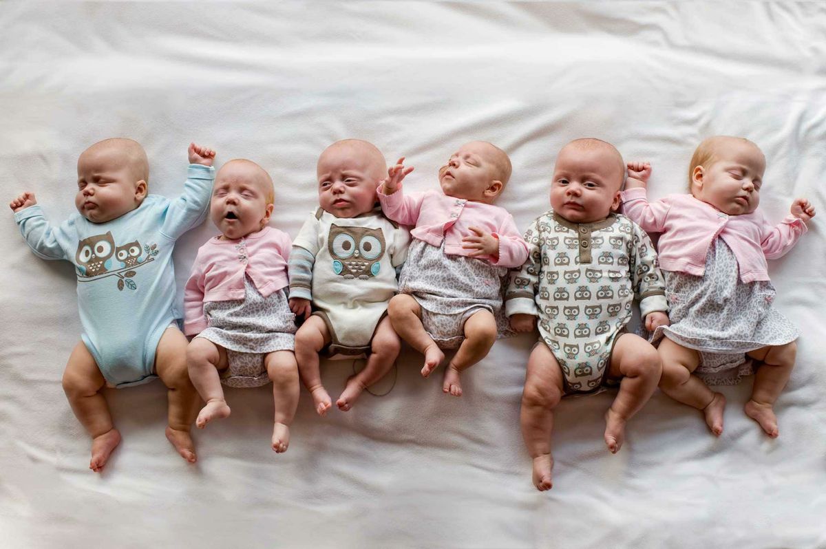 Жінка думала, що вагітна близнюками, але після повторного УЗД вона дізналася, що малюків буде значно більше. Жінка була вражена тим, що стане мамою одразу шістьох дітей.
