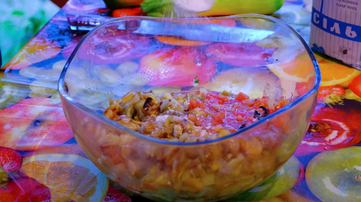 Гарячий салат аджап-сандал з баклажанами, помідорами та перцем — це найкраща закуска до шашлику. Ситне і дуже смачне блюдо кавказької кухні.