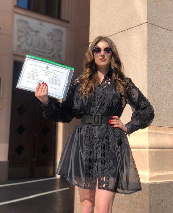 Дочка Кузьми Скрябіна отримала диплом медика та відсвяткувала випускний. Марія-Барбара показала стильний образ для випускного в Instagram.