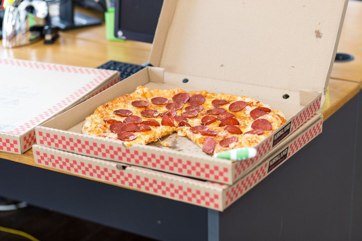 Чому у круглої піци завжди квадратна коробка. Чому коробку для піци роблять квадратною.