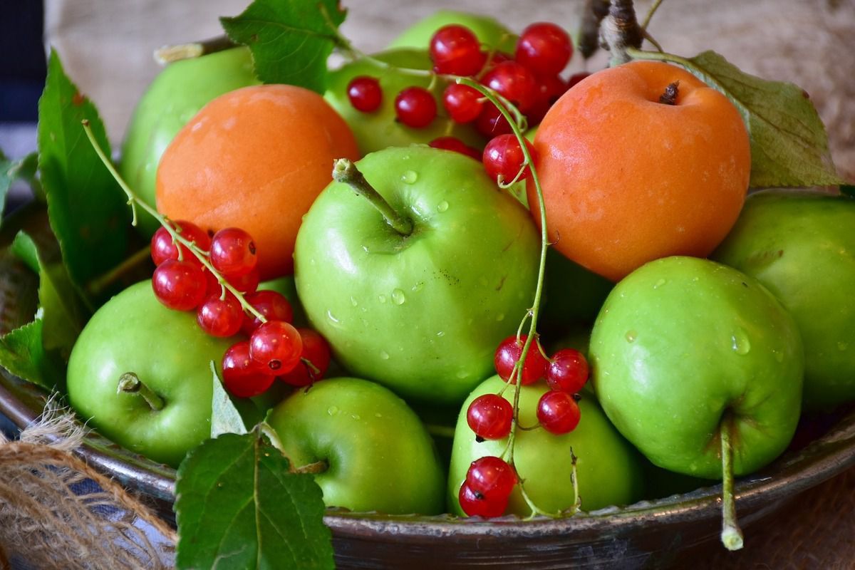 Чому нам потрібно з'їдати хоча б одне яблуко щодня. Яблука допомагають худнути, захищають від хвороб серця, хвороб ясен і навіть знижують тиск і рівень холестерину.