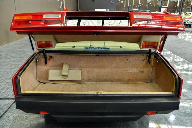 Навіщо деякі автомобільні компанії встановлюють додаткові фари в багажнику. Для чого у деяких автомобілів є фари в багажнику?