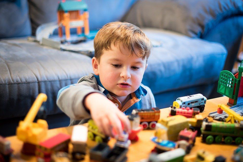 Велика кількість іграшок шкодить розвитку дитини — впевнені психологи. Дитина може дещо змінити свою поведінку, якщо матиме багато іграшок.