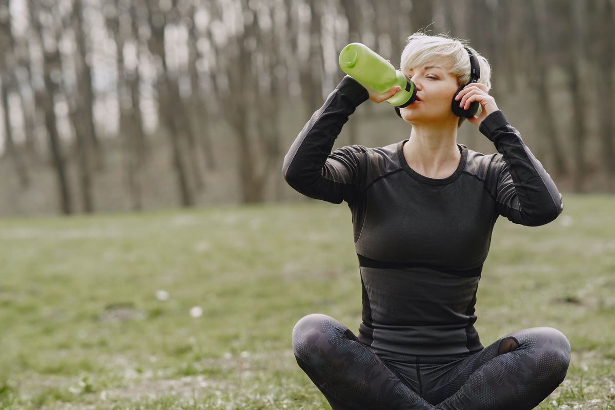 Що пити після тренування: 9 корисних напоїв, які варто пити після занять спортом. Те, що ви п'єте після тренування, не менш важливо, ніж саме тренування, і вода — не єдиний варіант.