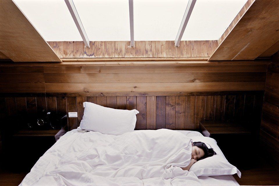 Які процеси відбуваються в організмі людини, коли вона спить. Сон — це найтихіша і неактивна діяльність.