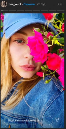 Тіна Кароль поділилася домашніми фотографіями зі свого розкішного саду. Артистка позує без макіяжу і зачіски.