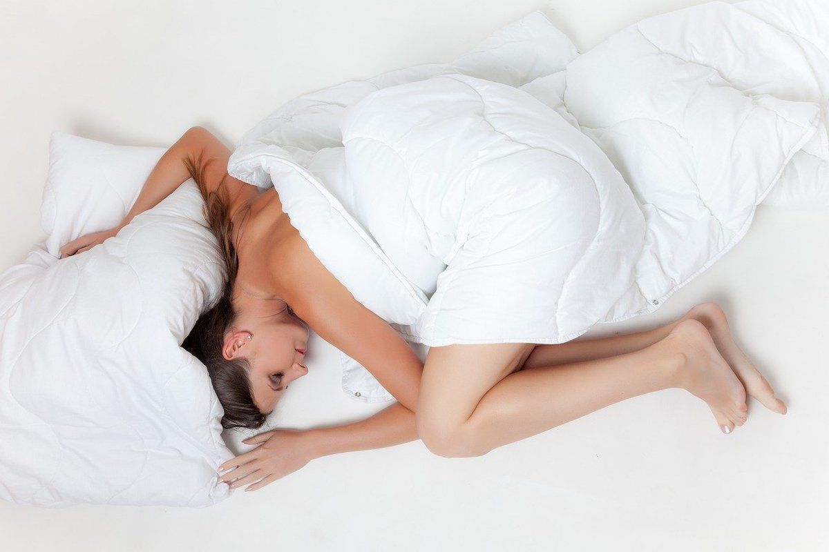 Прості способи, які допоможуть вам легко заснути в літню ніч. Заснути в жарку погоду в задушливій квартирі неймовірно складно, навіть якщо зазвичай безсоння вас не турбує.