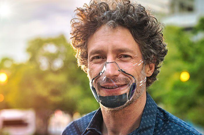 Нарешті винахідники випустили прозору маску, яка не приховує обличчя і при цьому відмінно захищає. Оскільки маски для обличчя стали важливою частиною нашого повсякденного життя, люди почали помічати всі проблеми, пов'язані з ними.
