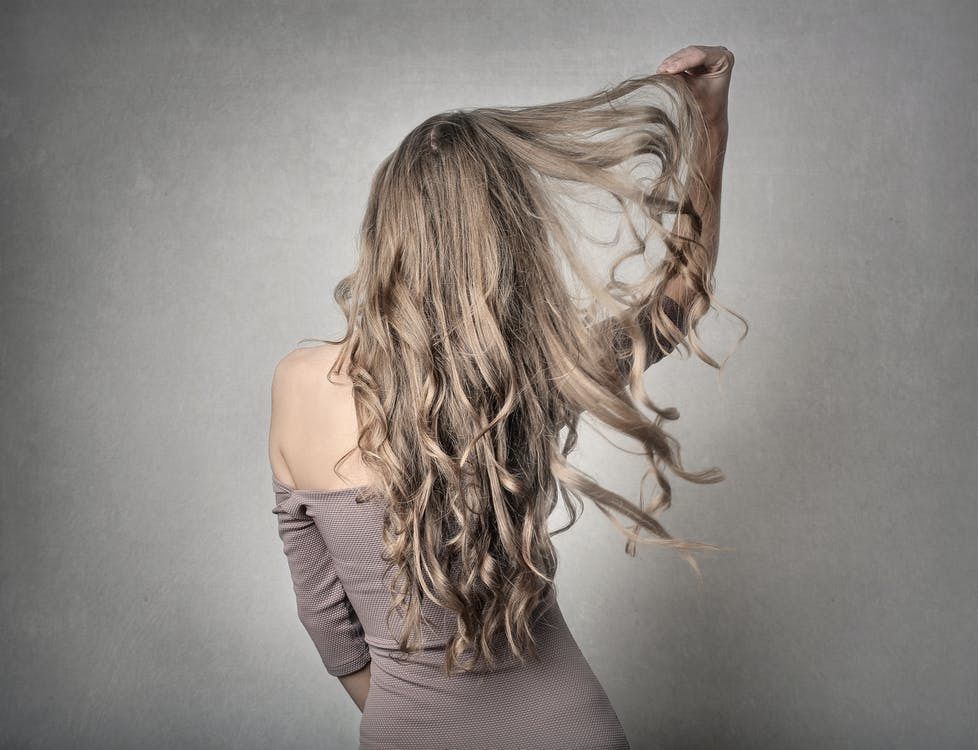 Кілька порад стилістів щодо відновлення волосся після невдалих домашніх процедур. Після невдалих домашніх процедур волосся можна відновити.