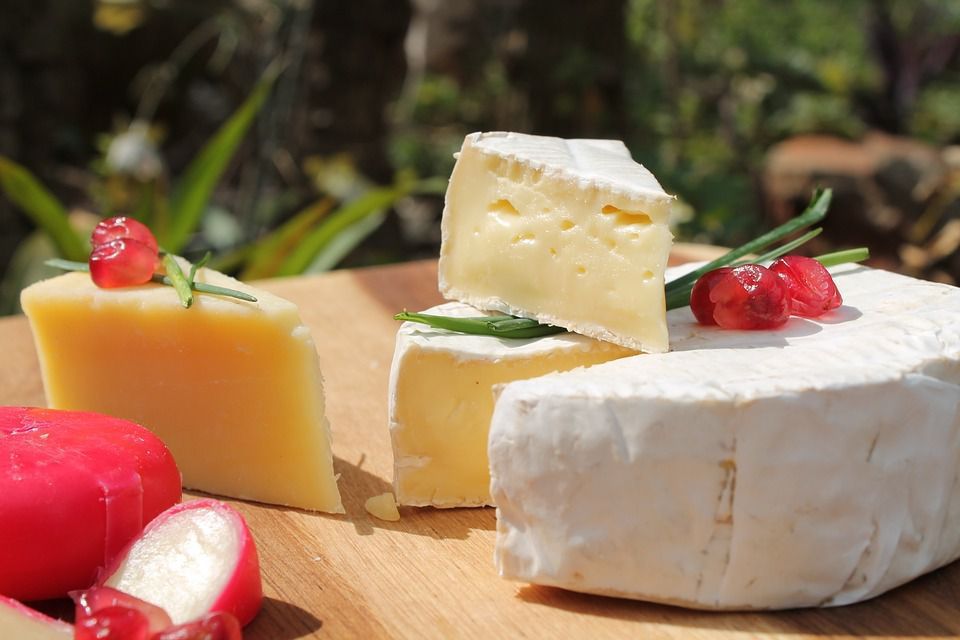 Кілька проблем зі здоров'ям у людей, яким сприяє вживання сиру. Не усім та не завжди можна їсти сир.
